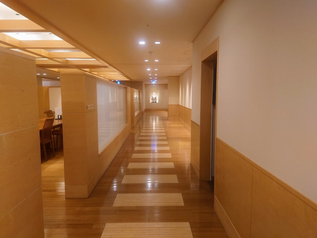 第一滝本館　半個室食　食事処の長い廊下　両側にたくさんの個室がある